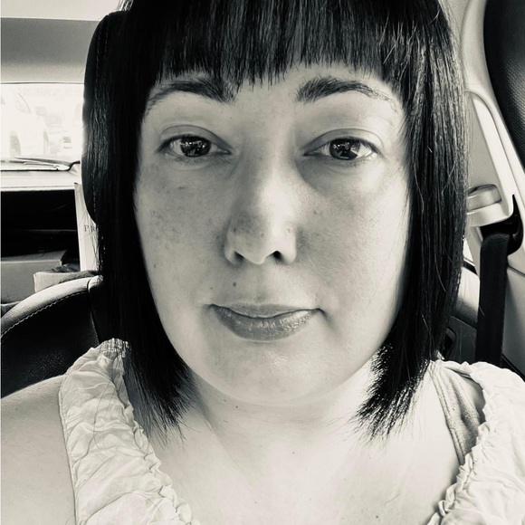 Meet your Posher, Lori - Picture 2 of 16